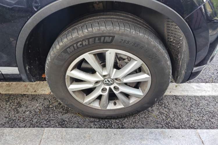 Used Volkswagen Touareg 2017 3.0 TSI Touareg Model Right Front Wheel Hub