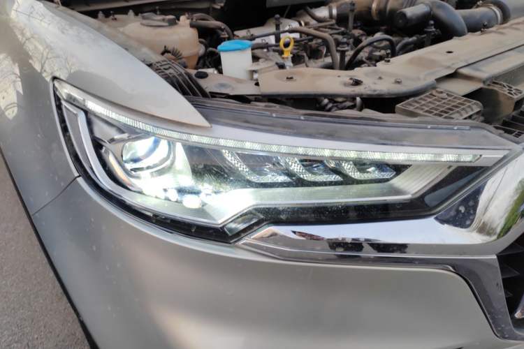 Used Hongqi HS5 2019 2.0T Smart Connect Flagship All-Wheel-Drive Version Right Front Headlight