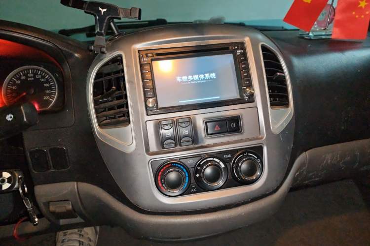 Used FORTHING Lingzhi 2014 M3 1.6L 7-Seater Comfort Model Audio And AC Panel