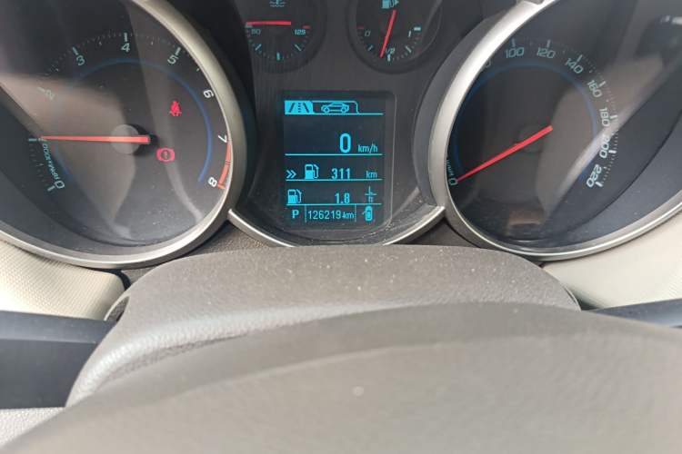 Used Chevrolet Cruze 2015 1.5L Classic SE AT Odometer Close Up