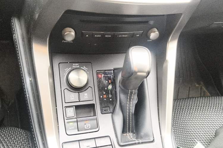 Used Lexus NX 2020 200 Front-Wheel Drive Vmotion Edition China VI Standard Gear Lever