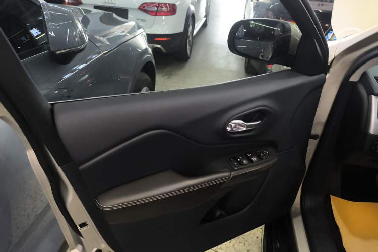 Used Jeep Cherokee 2016 2.4L Professional Smart Version