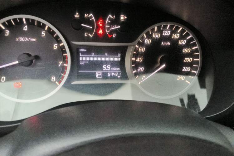 Used Nissan Lannia 2016 1.6L CVT Cool Edition Odometer Close Up