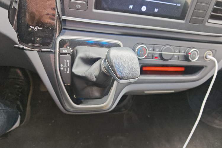 Used SAIC MAXUS Xintu V80 2024 Aotong Value Edition 6AMT Short Wheelbase Mid-Roof Model 127 Ps 5/6 Seats