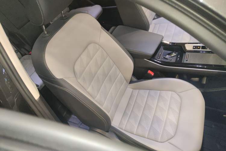 Used Volkswagen Tavendor 2023 330TSI Luxury Touring Edition Right Front Seat