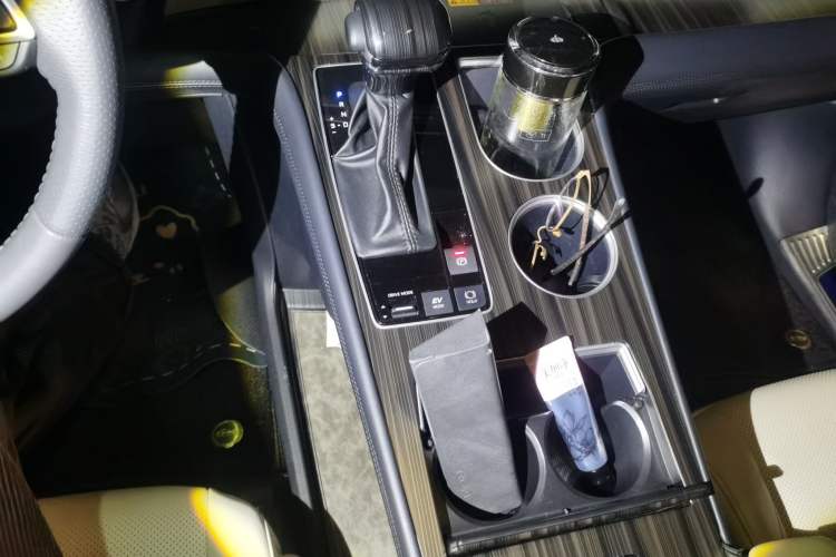 Used Toyota Granvia 2024 2.5L Hybrid Prestige ULTRA Edition Gear Lever