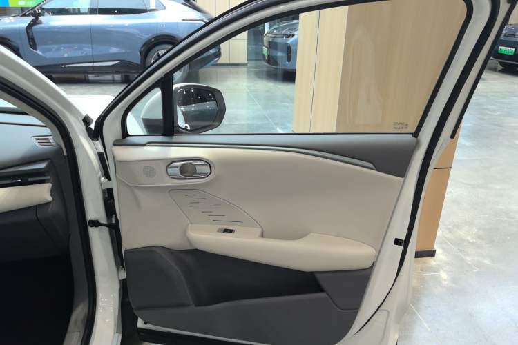 Used Lynk & Co 06 EM-P 2023 EM-P 56 Standard Range Pro