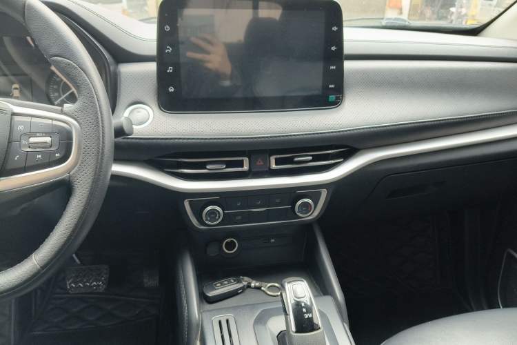 Used JMC Yuhu 7 2022 2.0T Automatic Diesel 4x4 Comfort Edition Standard Wheelbase Audio And AC Panel