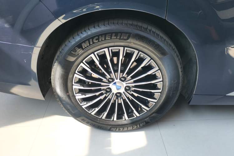 Used Denza D9 2022 DM-i 1040 Prestige Model
