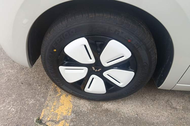 Used Wuling Hongguang MINIEV 2025 Four-Door Version Advanced Edition Left Front Wheel Hub