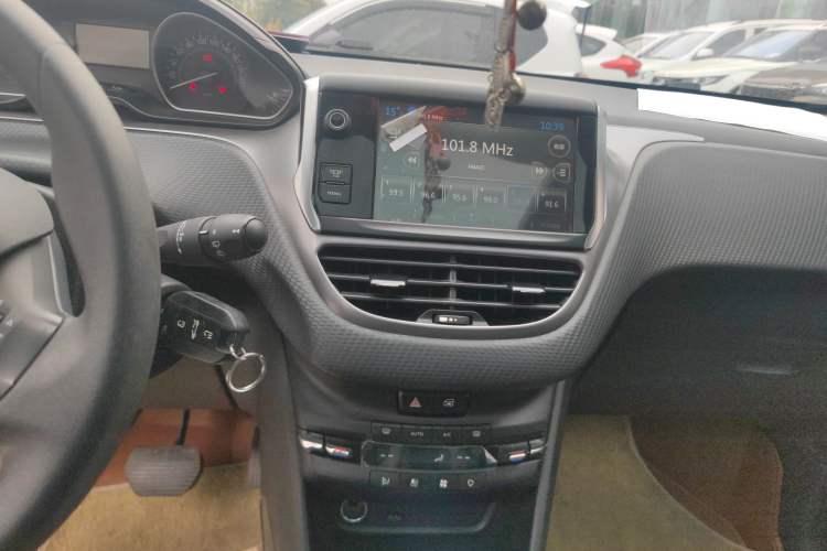 Used Peugeot 2008 2014 1.6L Automatic Excellence Edition Audio And AC Panel