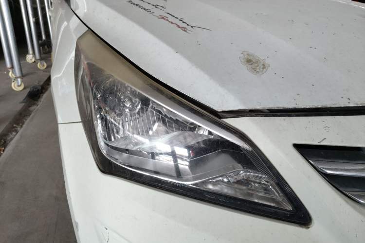 Used Hyundai Verna (older generation) 2014 1.4L Manual Smart GLS Trim Right Front Headlight