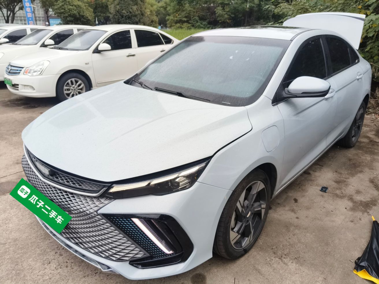 Под передней частью автомобиля