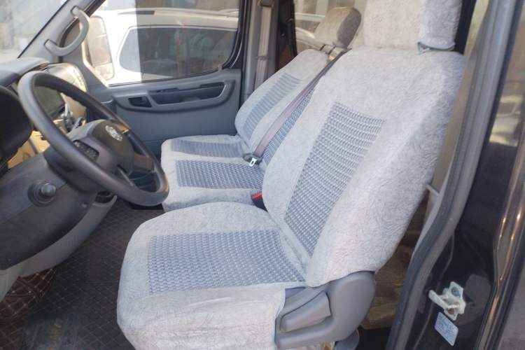 Used Dongfeng Yufeng Yufeng 2020 2.3T Economy Standard Edition Logistics Vehicle Short Wheelbase Mid-Roof Design 5-9 Seats WP2.3