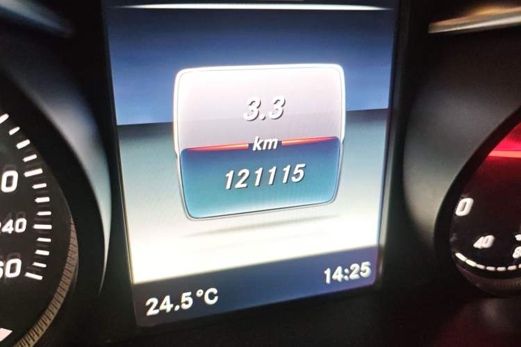 Used Mercedes-Benz V-Class  Odometer Close Up