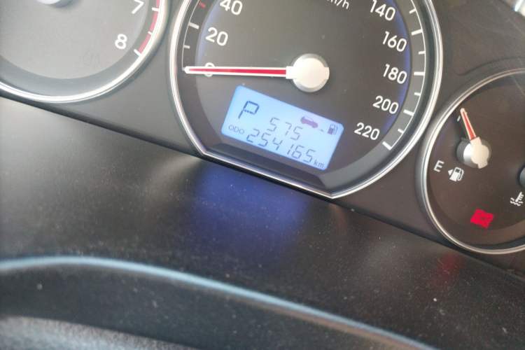 Used Hyundai Santa Fe Classic 2011 2.4 Comfort Edition 7-Seater Two-Wheel Drive Odometer Close Up