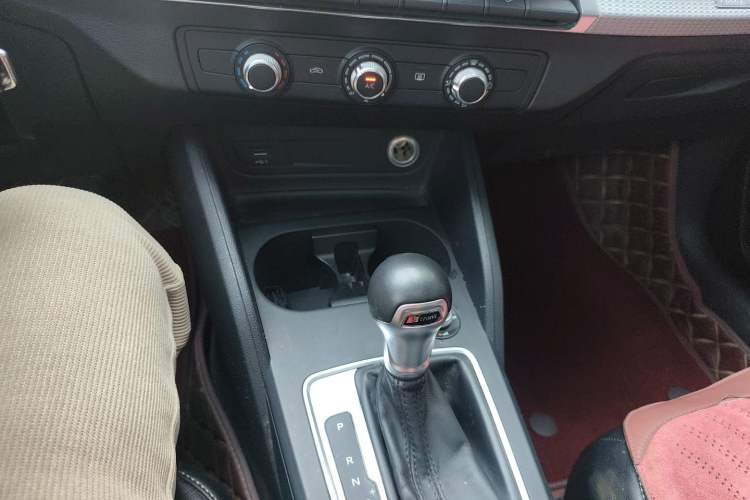 Used Audi Q2L 2020 35 TFSI Ambition Dynamic Edition Gear Lever