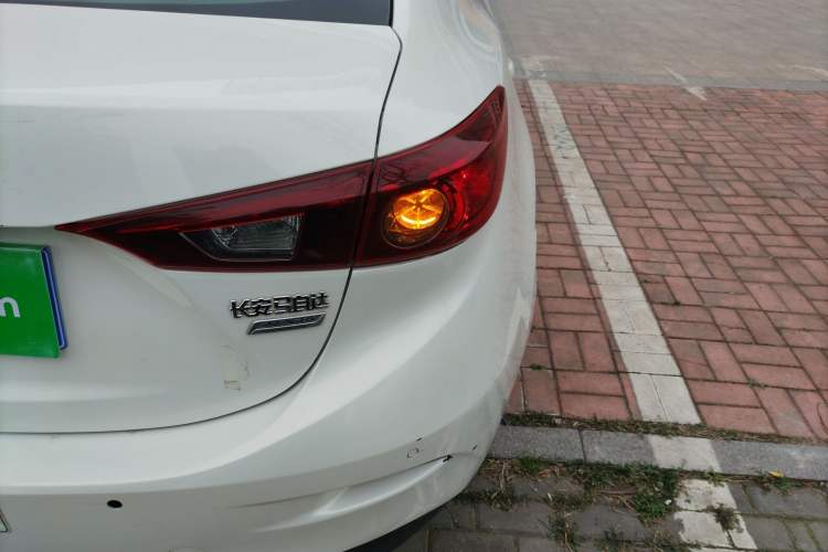 Used Mazda 3 Axela 2016 Sedan 1.5L Automatic Luxury Model