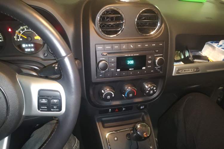 Used Jeep Compass 2014 2.0L two-wheel drive sport version
