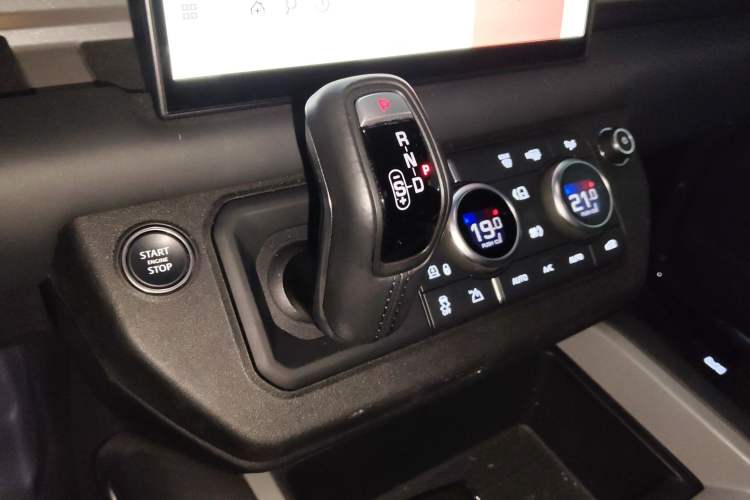 Used Land Rover Defender 2025 110 3.0T P400 X Gear Lever