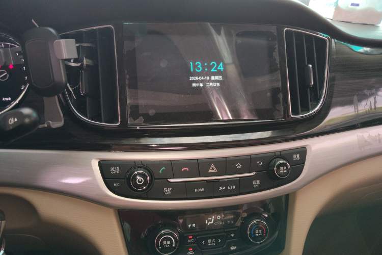 Used Baojun 730 2016 1.5L Manual Luxury Edition 7 Seats Audio And AC Panel