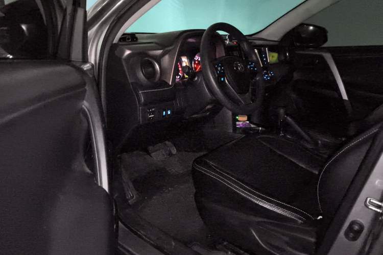 Used Toyota RAV4 2019 2.0L CVT Two-Wheel Drive Fashion X Limited Edition China VI Standard Driver Seat