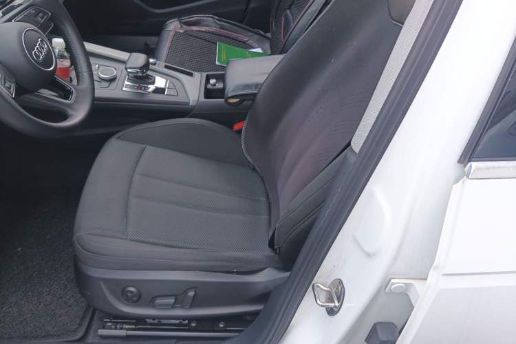 Used Audi A4L 2019 40 TFSI Ambition China VI Left Front Seat