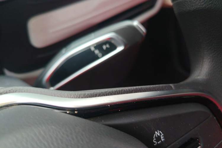 Used SAIC MAXUS Dana V1 2025 Low-Roof Multi-Function Version 42 kWh Gear Lever