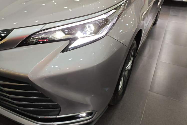 Used Toyota Sienna 2026 Model 2.5L Dual-Engine Four-Wheel-Drive Premium Edition