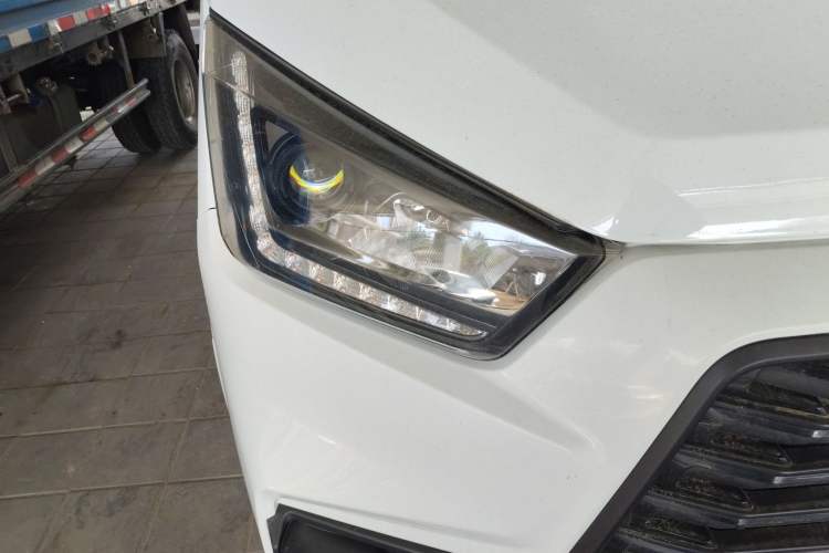 Used JMC Transit 2019 2.8T Commercial Version Long Wheelbase Mid-Roof 6-Seater Rear Single Tire China VI Emission Standard – JX493 Right Front Headlight