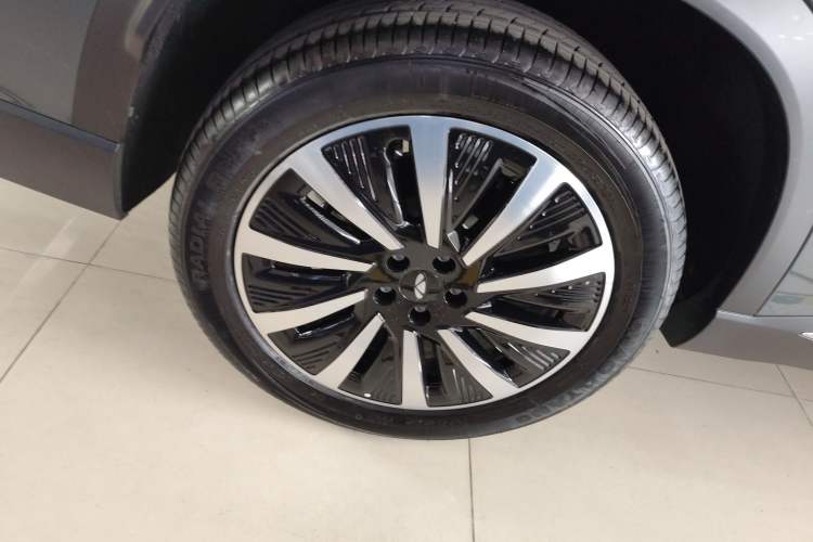 Used Fengyun T8 2025 1.5T 130km Deluxe Version 5 Seats Right Rear Wheel Hub