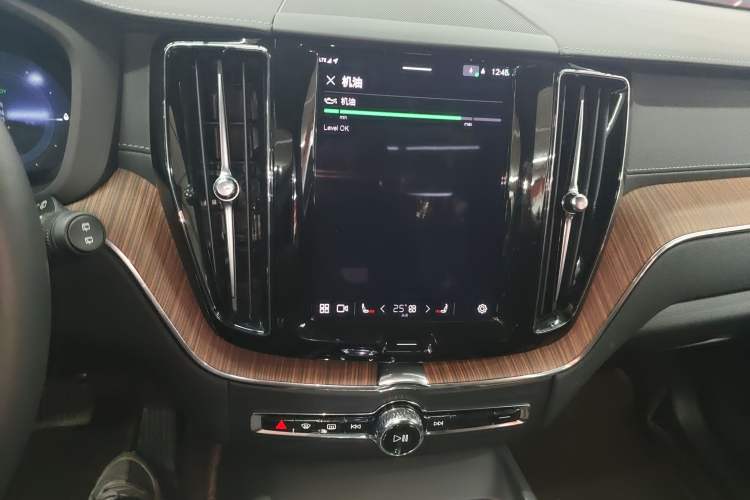 Used Volvo XC60 New Energy 2025 Plug-in Hybrid Long-Range All-Wheel Drive Smart & Luxurious Edition