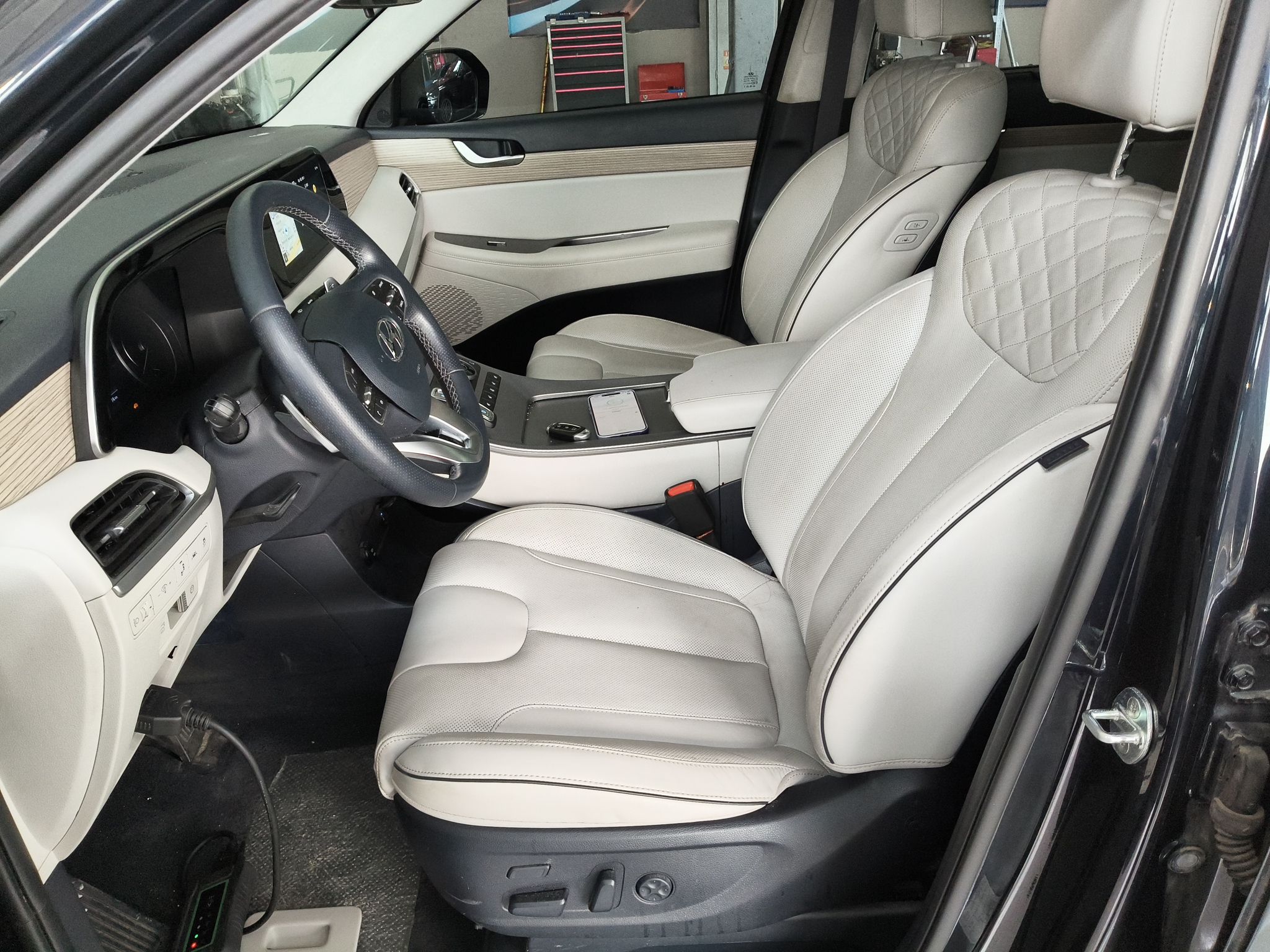 المقاعد الأمامية داخل السيارة