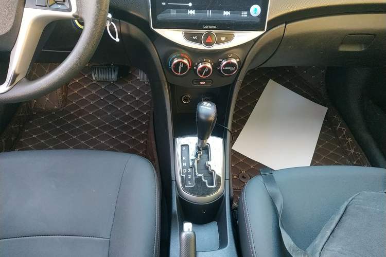 Used Hyundai Verna Ray 2016 1.4L Automatic Leading-Edge GLX Gear Lever