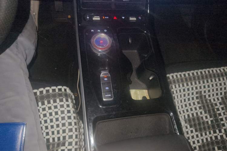 Used Wuling Xingguang 2024 Co-Creation Edition 510 Advanced Model Gear Lever