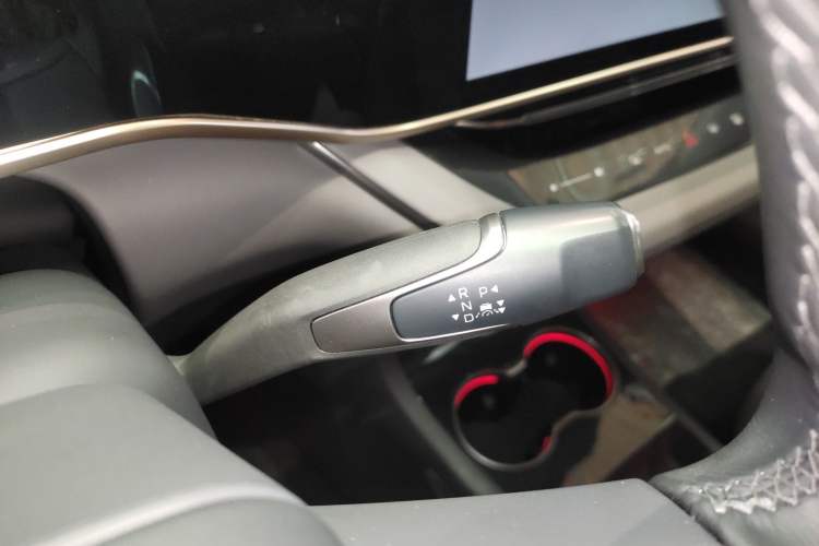 Used Hongqi EH7 2025 640 All-Wheel Drive Smart Selection Edition Gear Lever