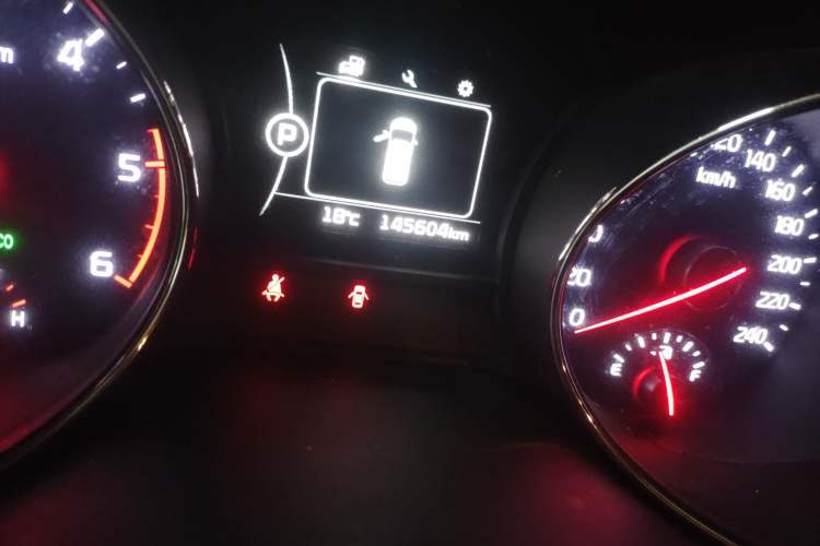 Used Kia Carnival 2015 2.2T Luxury Edition China IV Odometer Close Up