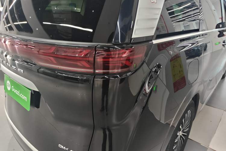 Used Denza D9 2022 DM-i 970 Four-Wheel Drive Prestige Model Right Rear Taillight