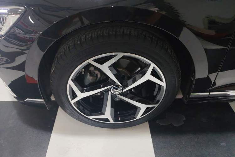 Used Volkswagen Magotan 2023 2 Million Units Commemorative Edition 330TSI DSG Luxury Version Left Front Wheel Hub