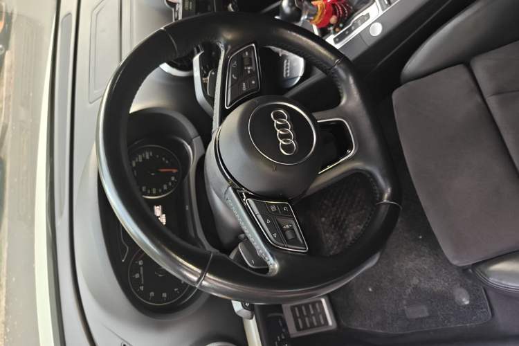 Used Audi A3 2017 Limousine 35 TFSI Sport Edition Steering Wheel