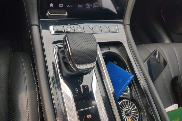 Used Hongqi H5 2025 2.0T Automatic Flag Edition – 500 000 Units Commemorative Version Gear Lever
