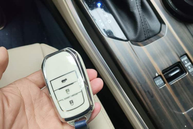 Used Toyota Highlander 2023 2.5L Smart Electric Hybrid Dual-Drive Prestige Version 7 Seats Vehicle Key