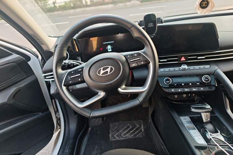 Used Hyundai Elantra 2023 1.5L CVT LUX Prestige Edition Steering Wheel