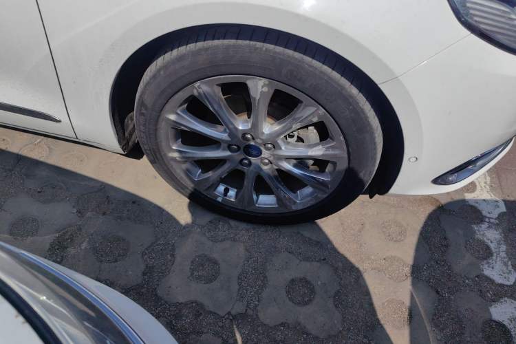 Used Ford Taurus 2015 EcoBoost 325 V6 Flagship Model Right Front Wheel Hub