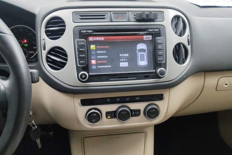 Used Volkswagen Tiguan 2015 1.8TSI Automatic Two-Wheel Drive Comfort Edition Audio And AC Panel