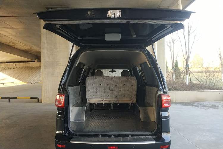 Used FORTHING Lingzhi 2023 M5L 1.6L Base Model 5 Seats
