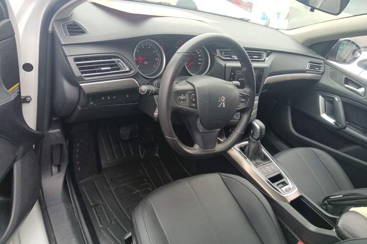 Used Peugeot 408 2016 1.6T Automatic Luxury Edition Center Console