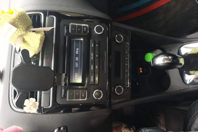 Used Volkswagen Polo 2011 1.6L Automatic ZhiKu Edition Audio And AC Panel