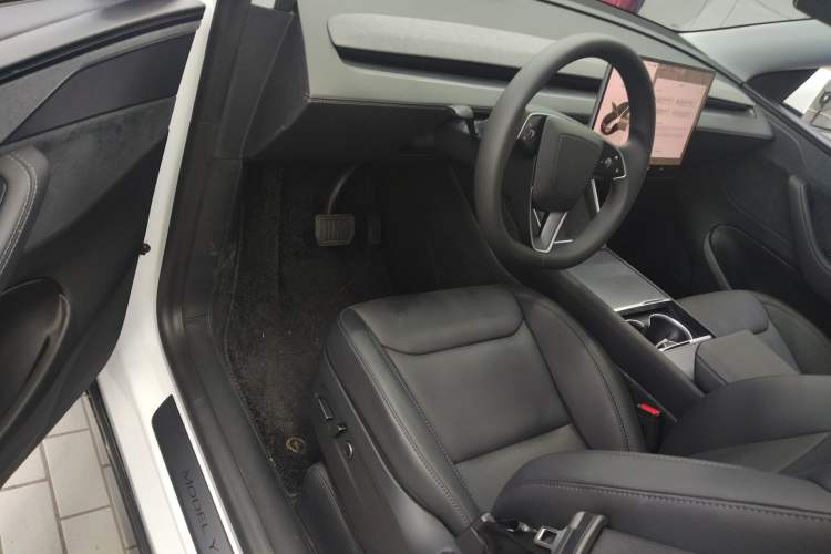 Used Tesla Model Y 2025 Long-Range All-Wheel-Drive Version