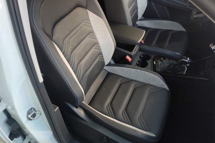 Used Volkswagen Tayron GTE Plug-in Hybrid 2022 1.4T Luxury Edition Right Front Seat